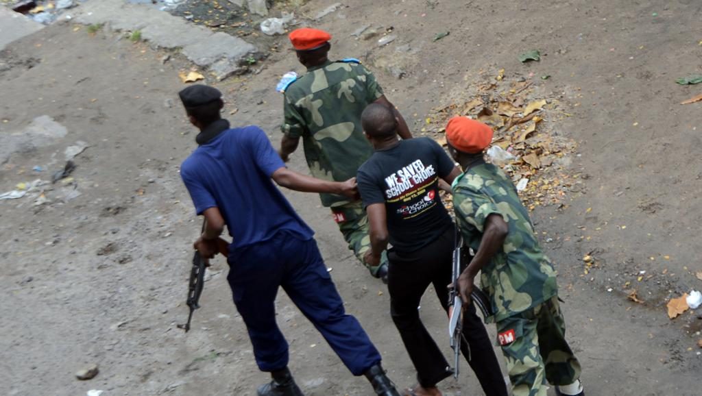 Un homme arrêté par la police, le 19 janvier 2015 à Kinshasa, en marge des manifestations contre le pouvoir de Joseph Kabila (Photo d'illustration). © AFP/Papy Mulongo