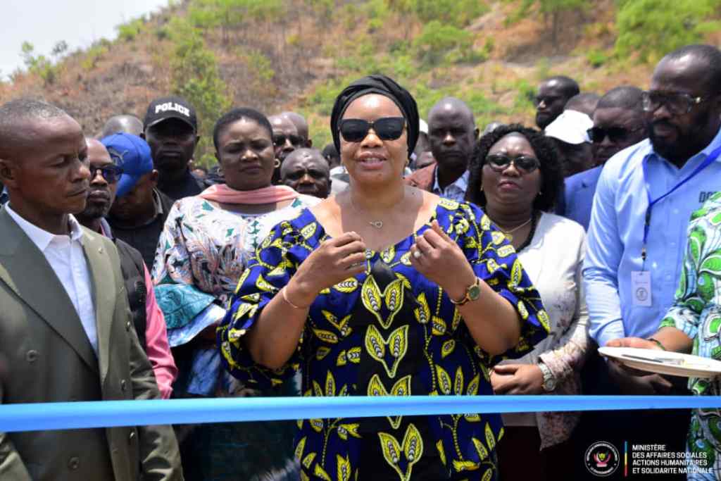La Ministre d'Etat des Affaires Sociales, Eve Bazaiba, s'exprime lors d'une inauguration à Lubumbashi, entourée de membres de la communauté et d'autorités locales.