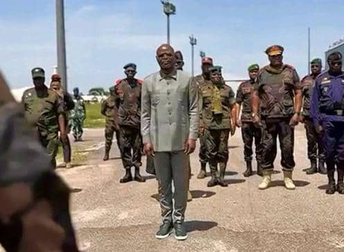 Le Vice-Premier Ministre et Ministre de la Défense Nationale, Guy Kabombo Muadiamvita, se tient au centre, entouré de militaires en uniforme, lors de sa visite au camp militaire à Kisangani.