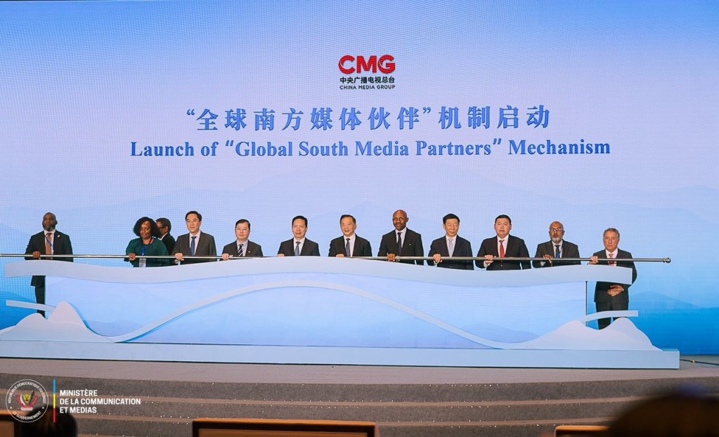 Photographie de la cérémonie de lancement du Mécanisme des Partenaires médiatiques du Sud Global, avec plusieurs représentants sur scène, incluant Patrick Muyaya. En arrière-plan, un panneau affichant le titre de l'événement en chinois et en anglais.