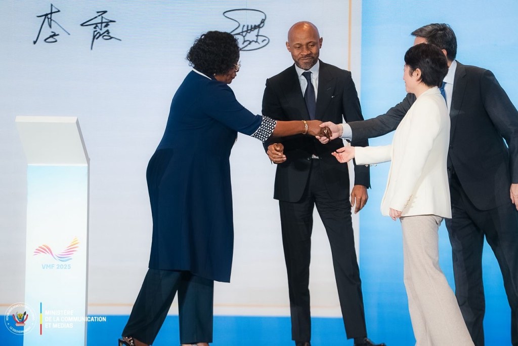 Signature d'un mémorandum d'accord entre la Radio-Télévision Nationale Congolaise et CCTV+ Video News Agency lors d'une cérémonie officielle.