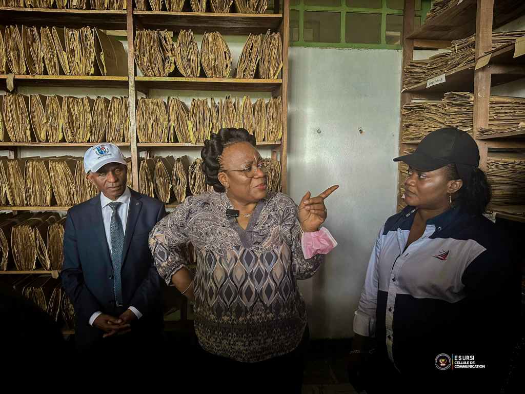 Une réunion au sein de l'INERA avec la ministre Marie-Thérèse Sombo, discutant de la crise foncière accompagnée d'autres responsables.