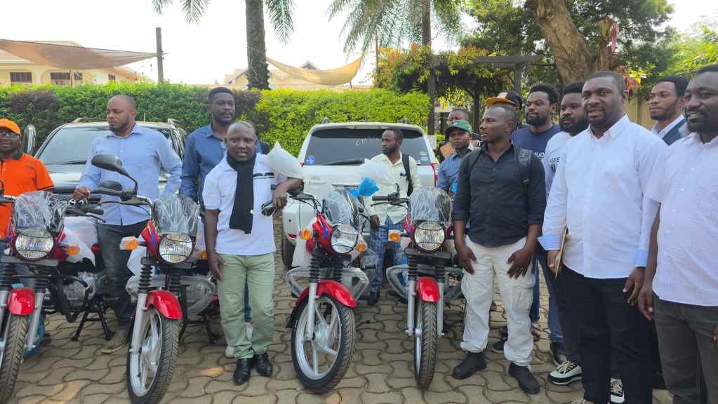 Nord-Kivu : le député Patrick Munyomo dote les comités de jeunes de motos pour soutenir la paix