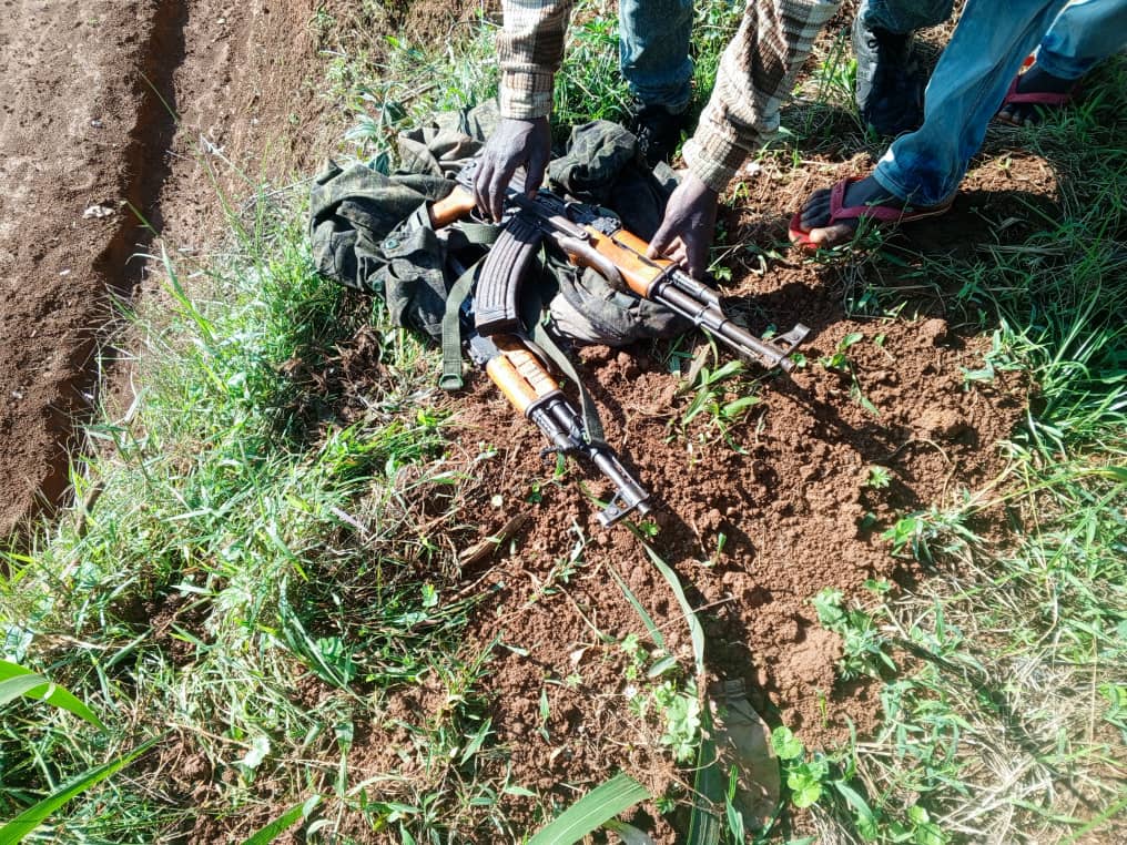 Lubero : deux armes et des effets militaires découverts abandonnés près de Kimbulu