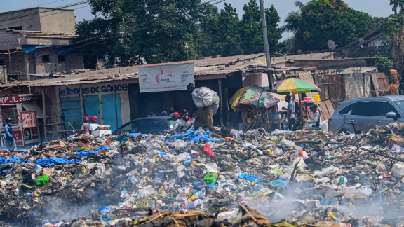 Déchets de Kinshasa : 19 % arrivent à la décharge, et le seul site contrôlé attend un pont
